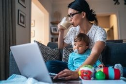 Empleos-Online-Desde-Casa-Mama-Trabajando-y-Cuidando-del-hijo