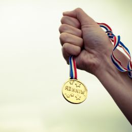 Www.Exito.Com - Medalla de Oro al Esfuerzo